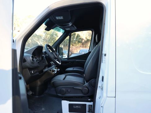 Used 2024 Mercedes-Benz eSprinter 170 Cargo image 2