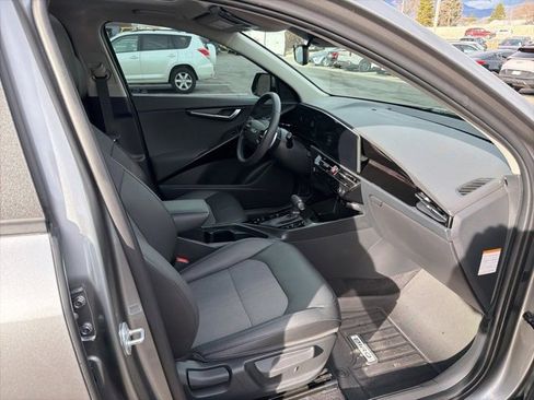 Certified 2024 Kia Niro EX Touring image 33