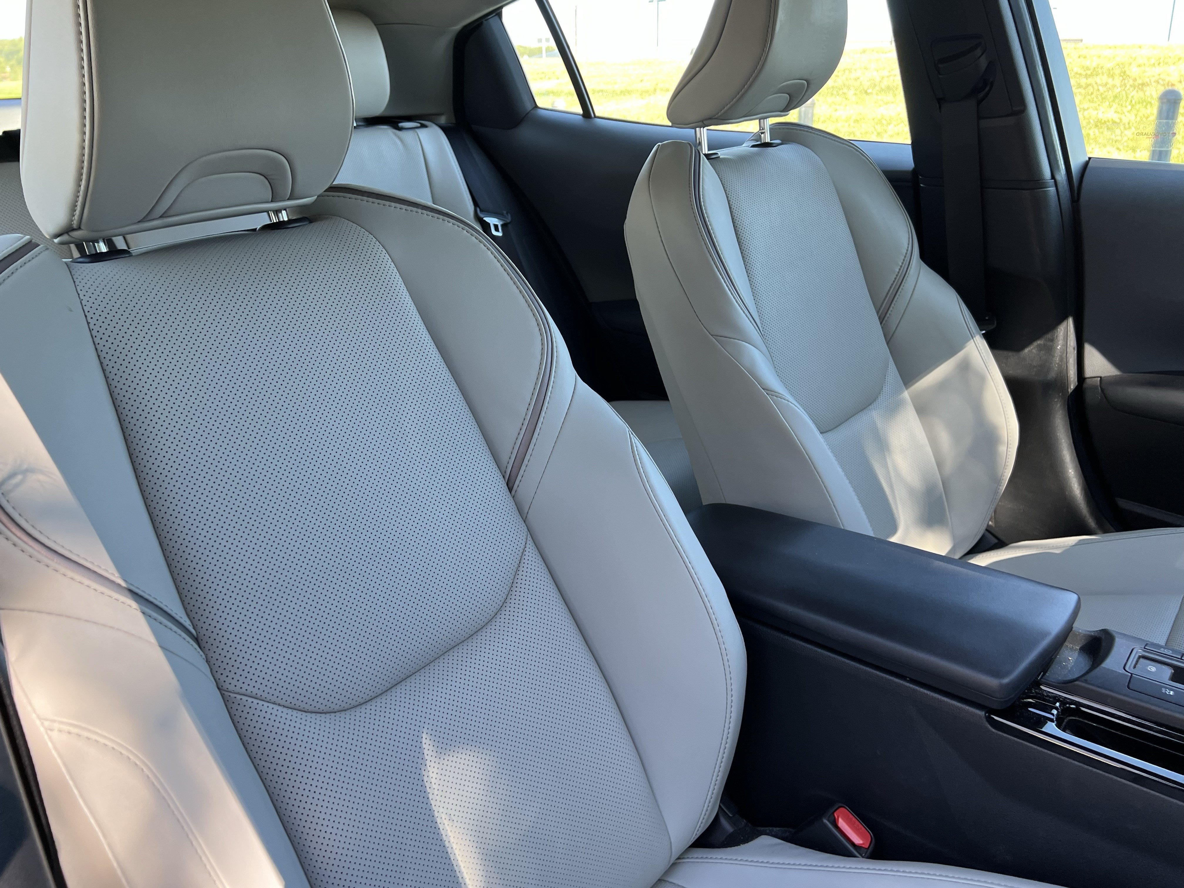 Used 2025 Toyota Prius XLE FWD image 35