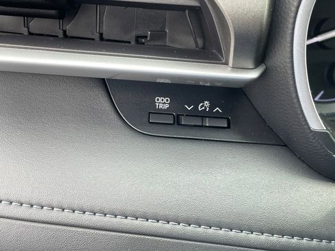 Used 2020 Toyota Highlander XLE image 31