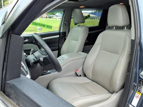 Certified 2019 Toyota Highlander XLE AWD/4WD image 2