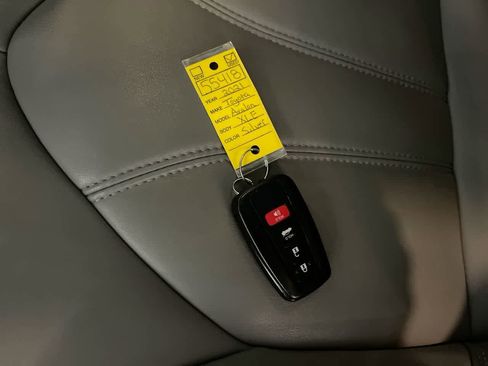 Used 2021 Toyota Avalon XLE image 27