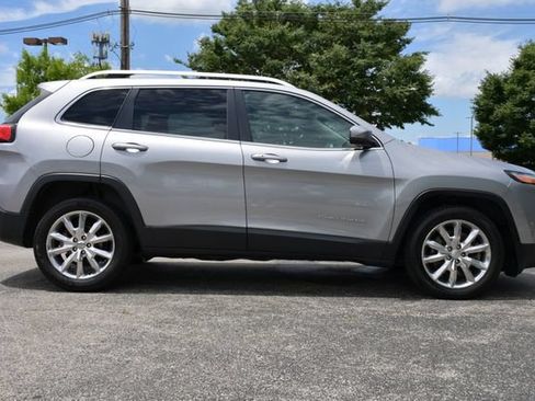 Used 2017 Jeep Cherokee Limited FWD image 8