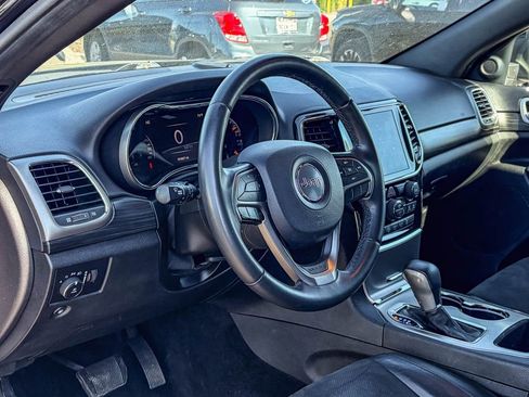 Used 2019 Jeep Grand Cherokee Laredo w/ Laredo X Package image 8