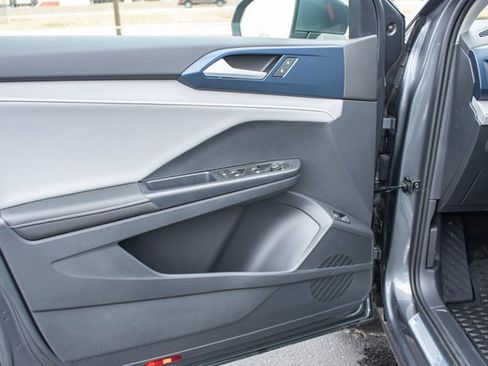 Used 2024 Volkswagen Taos SE image 21