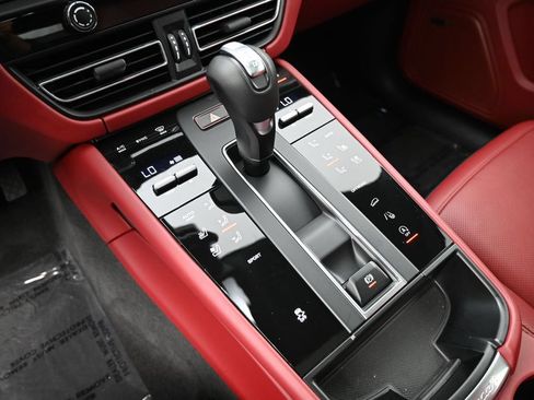 Certified 2025 Porsche Macan AWD/4WD image 24