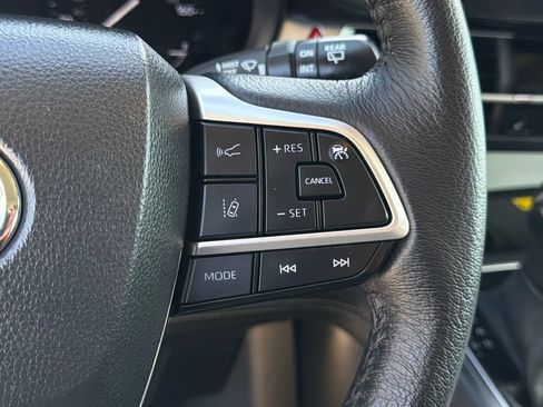 Used 2025 Toyota Sienna XLE FWD image 24