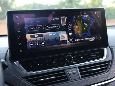 Used 2025 Nissan Altima 2.5 SL FWD image 11