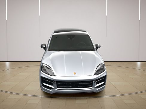 Certified 2025 Porsche Cayenne GTS AWD/4WD image 40