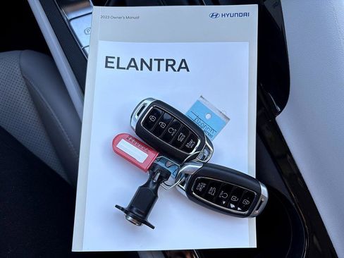 Used 2023 Hyundai Elantra Limited image 30