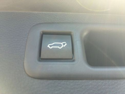 Used 2025 Toyota Highlander LE FWD image 24