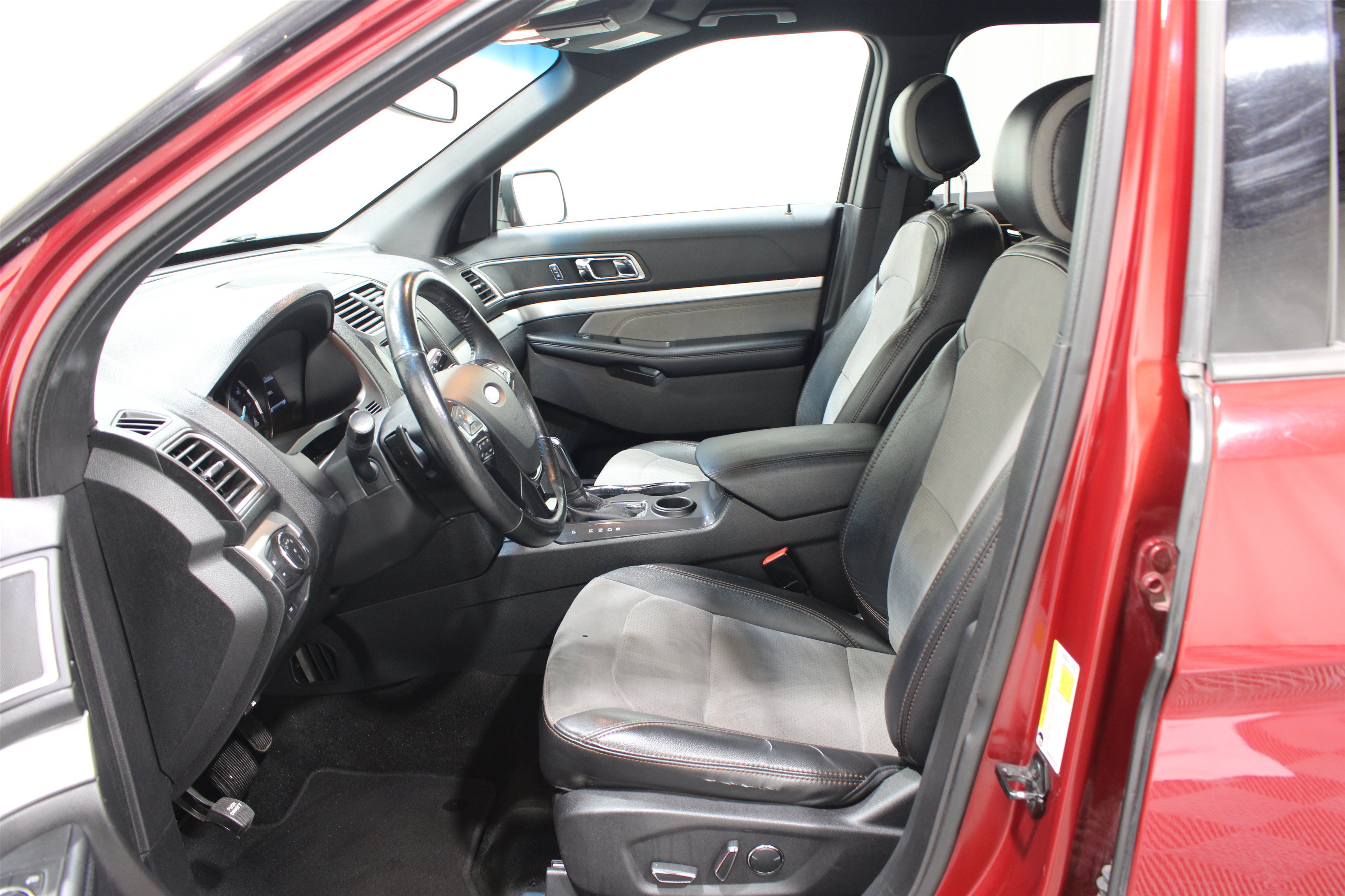 Used 2017 Ford Explorer XLT w/ Equipment Group 202A FWD image 3