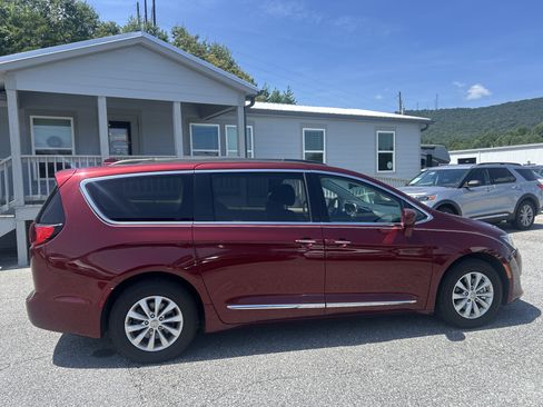 Used 2017 Chrysler Pacifica Touring-L FWD image 7