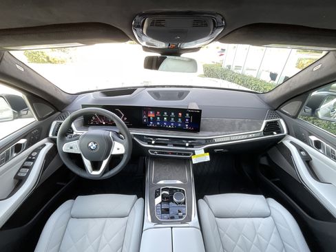 New 2026 BMW X7 xDrive40i w/ Premium Package image 12