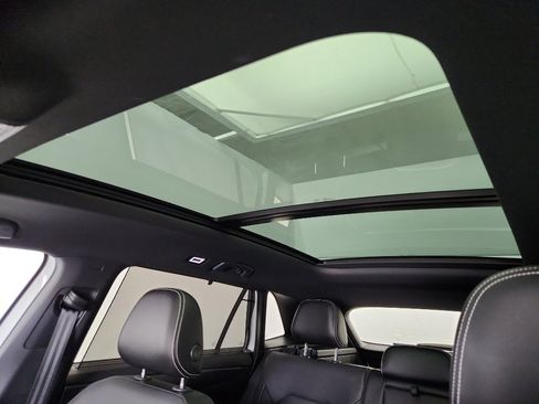 Certified 2025 Volkswagen Atlas Cross Sport SE image 28