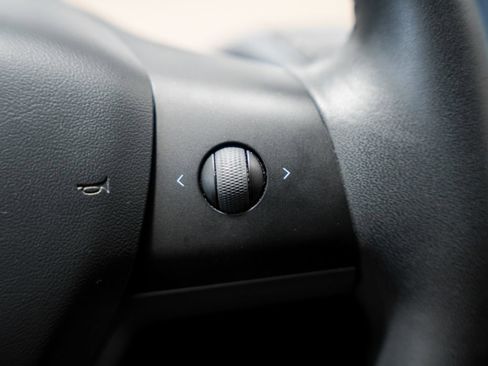 Used 2020 Tesla Model Y Long Range image 17