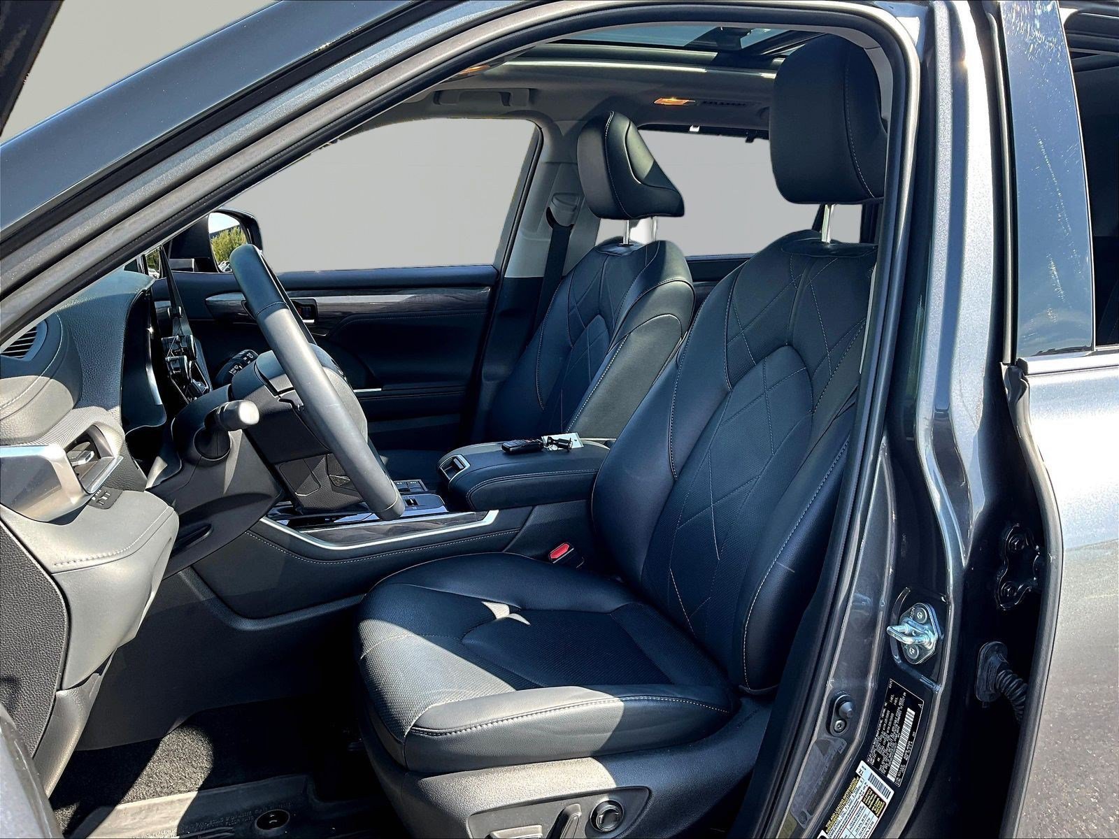 Used 2025 Toyota Highlander Platinum AWD/4WD image 21