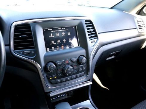 Used 2021 Jeep Grand Cherokee Laredo image 16