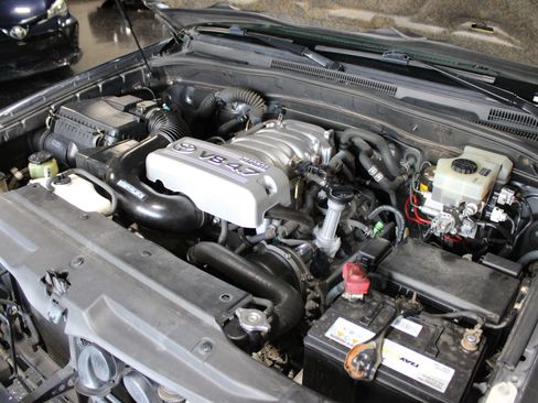 Used 2004 Toyota 4Runner Limited w/ Preferred Accessory Pkg RWD image 32