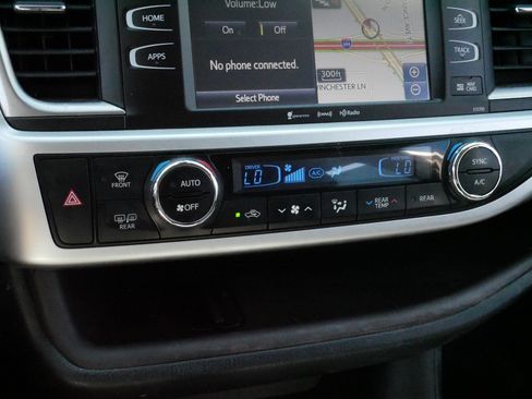 Certified 2019 Toyota Highlander XLE w/ Carpet Mat Package (TMS) AWD/4WD image 23