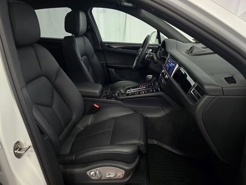 Certified 2025 Porsche Macan image 28