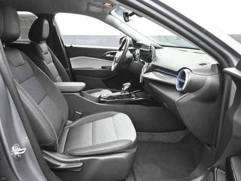 Used 2025 Chevrolet Trax LT w/ LT Convenience Package FWD image 9