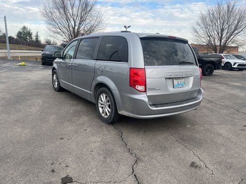 Used 2019 Dodge Grand Caravan SXT image 4