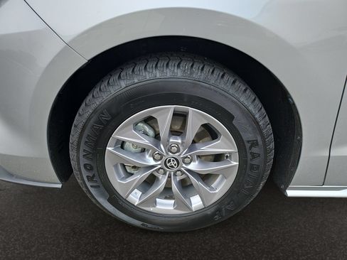 Used 2024 Toyota Sienna XLE FWD image 40