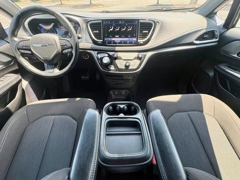 Used 2021 Chrysler Pacifica Touring w/ Uconnect Theater Family Group FWD image 25