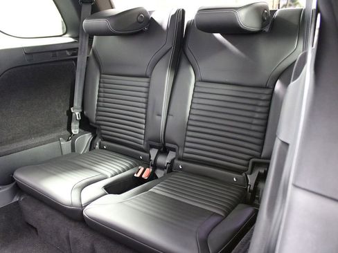 Used 2022 Land Rover Discovery S image 38