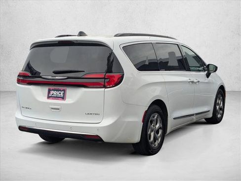 Used 2023 Chrysler Pacifica Limited image 5