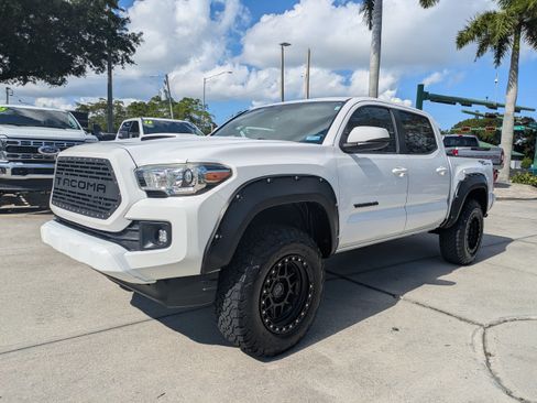 Used 2017 Toyota Tacoma TRD Sport w/ Premium & Technology Package RWD image 7