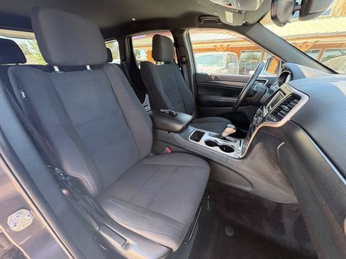Used 2017 Jeep Grand Cherokee Laredo w/ Quick Order Package 23E AWD/4WD image 35