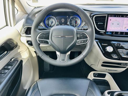 Used 2023 Chrysler Pacifica Touring-L FWD image 15