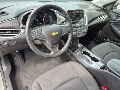 Used 2018 Chevrolet Malibu LT FWD image 2