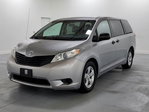 Used 2011 Toyota Sienna w/ Towing Pkg FWD image 4