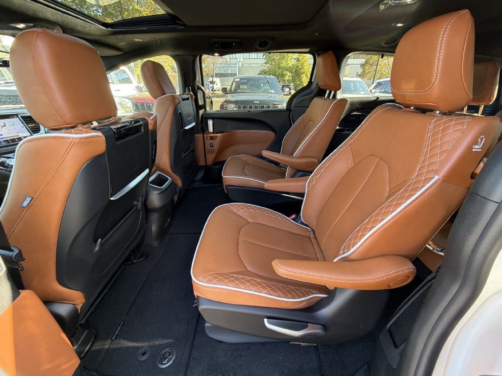 Used 2026 Chrysler Pacifica Pinnacle FWD image 25