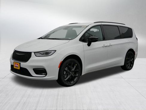 New 2026 Chrysler Pacifica Select w/ S Appearance Package image 3