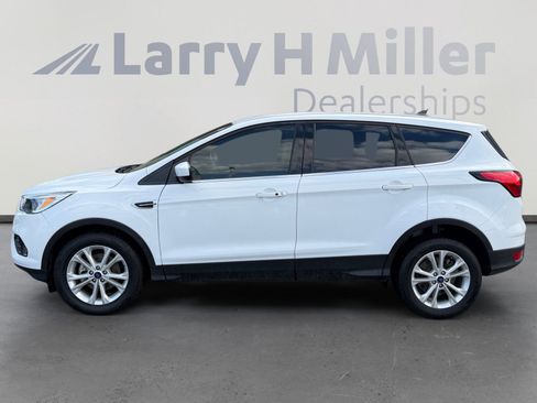 Used 2019 Ford Escape SE image 2