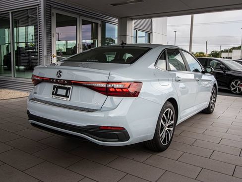 Used 2025 Volkswagen Jetta SE FWD image 2