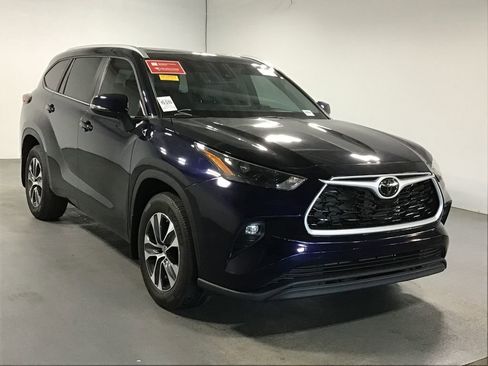 Used 2024 Toyota Highlander XLE FWD image 3