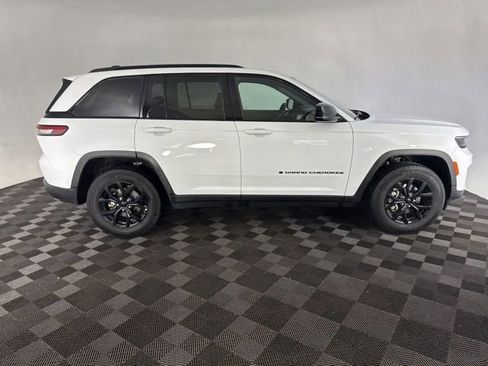 Used 2025 Jeep Grand Cherokee Altitude AWD/4WD image 5
