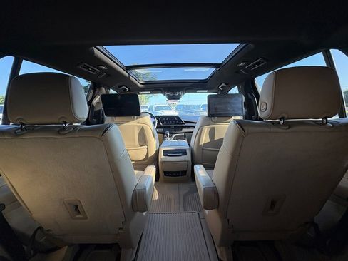 Used 2024 Cadillac Escalade Premium Luxury AWD/4WD image 30