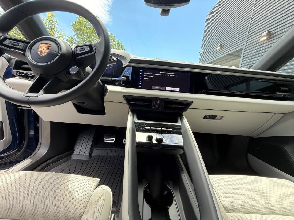 Used 2025 Porsche Macan 4S Electric AWD/4WD image 16