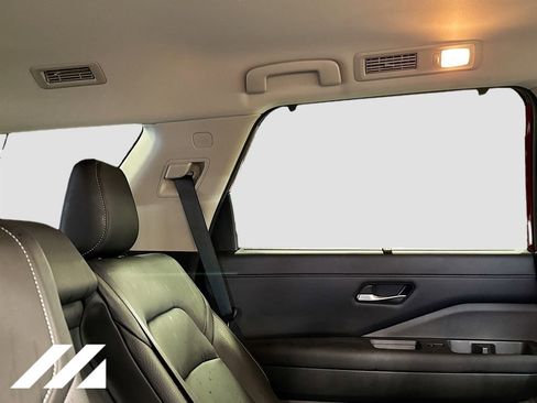 Used 2022 Nissan Pathfinder SL w/ SL Black Package AWD/4WD image 29