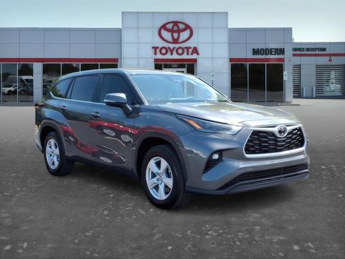 Used 2025 Toyota Highlander LE FWD image 8