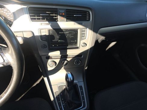 Used 2016 Volkswagen Golf S image 22