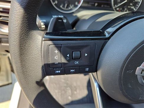 Used 2021 Nissan Rogue SV image 9