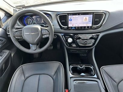 New 2025 Chrysler Pacifica Limited w/ Uconnect Theater Family Group