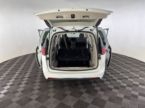 Used 2023 Chrysler Pacifica Touring-L FWD image 15